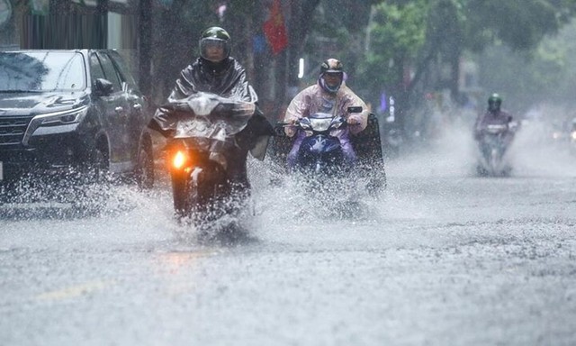 Không khí lạnh cuối mùa qua nhanh, mưa dông dịch chuyển vào miền Trung- Ảnh 2. Không khí lạnh cuối mùa qua nhanh, mưa dông dịch chuyển vào miền Trung- Ảnh 2.