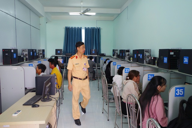Công an Ninh Thuận tổ chức kỳ sát hạch lái xe đầu tiên- Ảnh 1. Công an Ninh Thuận tổ chức kỳ sát hạch lái xe đầu tiên- Ảnh 1.