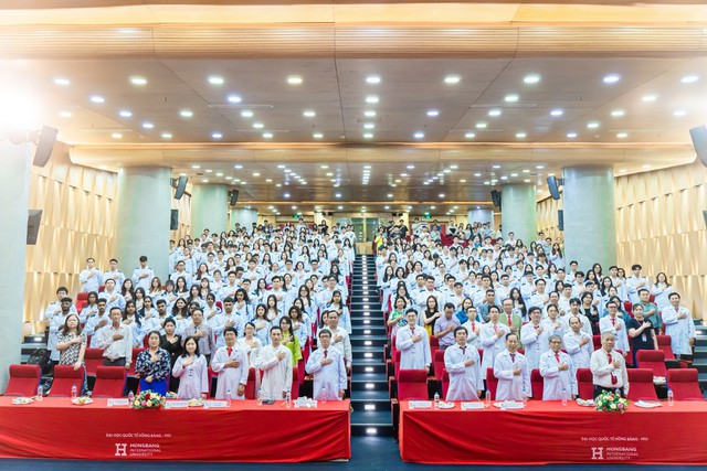 Lễ trao áo blouse trắng và hành trình trưởng thành dưới cơn mưa đầu hè tại HIU- Ảnh 1. Lễ trao áo blouse trắng và hành trình trưởng thành dưới cơn mưa đầu hè tại HIU- Ảnh 1.