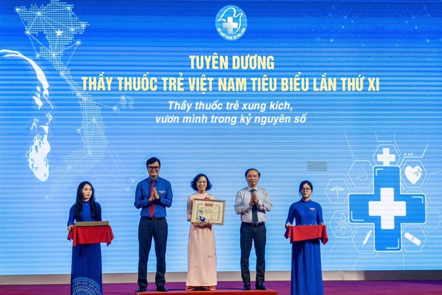 Thầy thuốc không chỉ chữa bệnh mà còn gieo niềm tin, sự bình đẳng trong chăm sóc sức khỏe- Ảnh 1. Thầy thuốc không chỉ chữa bệnh mà còn gieo niềm tin, sự bình đẳng trong chăm sóc sức khỏe- Ảnh 1.