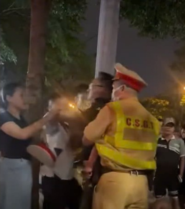 Say rượu đòi 'gỡ lỗi' cho người quen, đối tượng bị tạm giữ vì đe dọa CSGT- Ảnh 2. Say rượu đòi 'gỡ lỗi' cho người quen, đối tượng bị tạm giữ vì đe dọa CSGT- Ảnh 2.