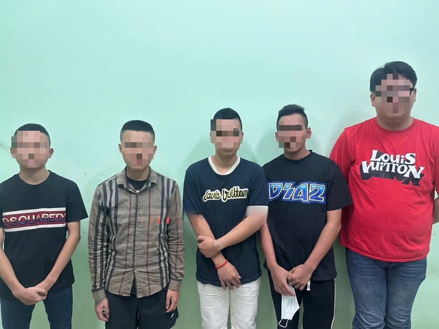 Hàng chục thanh thiếu niên 'dằn mặt' nhau giữa phố, công an vào cuộc khẩn- Ảnh 2. Hàng chục thanh thiếu niên 'dằn mặt' nhau giữa phố, công an vào cuộc khẩn- Ảnh 2.