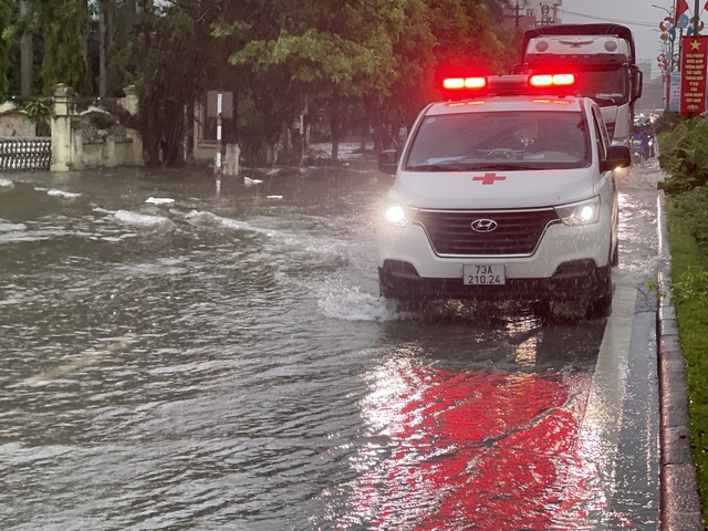 Mưa lớn, nhiều tuyến đường ở Đồng Hới ngập cục bộ- Ảnh 6. Mưa lớn, nhiều tuyến đường ở Đồng Hới ngập cục bộ- Ảnh 6.