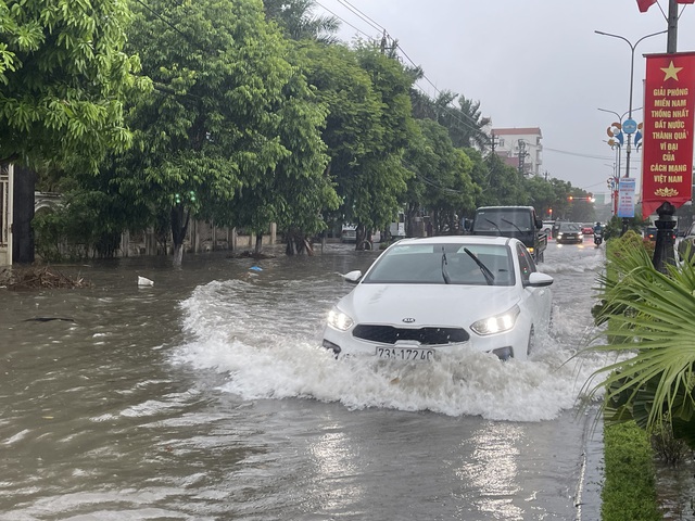 Mưa lớn, nhiều tuyến đường ở Đồng Hới ngập cục bộ- Ảnh 3. Mưa lớn, nhiều tuyến đường ở Đồng Hới ngập cục bộ- Ảnh 3.