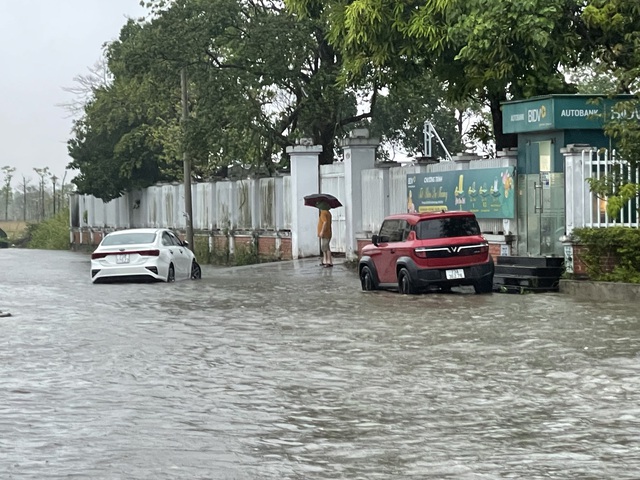 Mưa lớn, nhiều tuyến đường ở Đồng Hới ngập cục bộ- Ảnh 5. Mưa lớn, nhiều tuyến đường ở Đồng Hới ngập cục bộ- Ảnh 5.