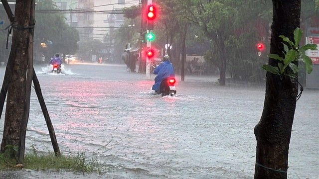 Mưa lớn, nhiều tuyến đường ở Đồng Hới ngập cục bộ- Ảnh 1. Mưa lớn, nhiều tuyến đường ở Đồng Hới ngập cục bộ- Ảnh 1.