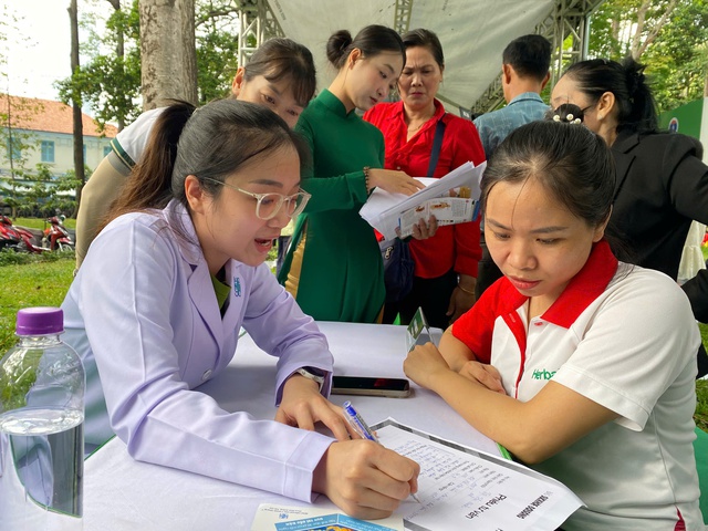 Người dân háo hức khám, tư vấn sức khỏe miễn phí tại Ngày Dinh dưỡng Cộng đồng Việt Nam lần 4- Ảnh 2. Người dân háo hức khám, tư vấn sức khỏe miễn phí tại Ngày Dinh dưỡng Cộng đồng Việt Nam lần 4- Ảnh 2.