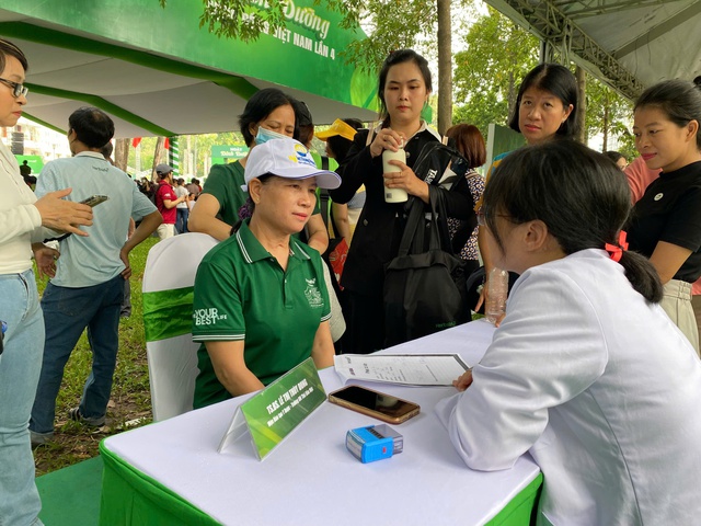 Người dân háo hức khám, tư vấn sức khỏe miễn phí tại Ngày Dinh dưỡng Cộng đồng Việt Nam lần 4- Ảnh 5. Người dân háo hức khám, tư vấn sức khỏe miễn phí tại Ngày Dinh dưỡng Cộng đồng Việt Nam lần 4- Ảnh 5.