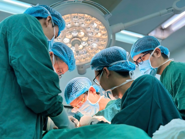 Vi phẫu cứu ngón tay đứt lìa cho nam công nhân- Ảnh 2. Vi phẫu cứu ngón tay đứt lìa cho nam công nhân- Ảnh 2.