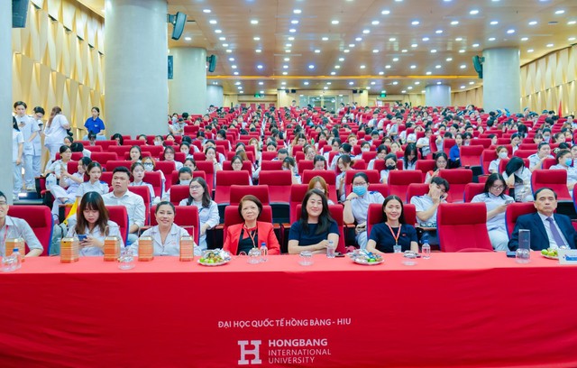 Ngày Quốc tế Điều dưỡng 2025: Tôn vinh hành trình bền bỉ của những người chăm sóc sức khỏe cộng đồng- Ảnh 1. Ngày Quốc tế Điều dưỡng 2025: Tôn vinh hành trình bền bỉ của những người chăm sóc sức khỏe cộng đồng- Ảnh 1.