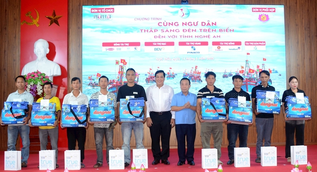 Chương trình 'Cùng ngư dân thắp sáng đèn trên biển': Góp phần hỗ trợ ngư dân yên tâm vươn khơi- Ảnh 3. Chương trình 'Cùng ngư dân thắp sáng đèn trên biển': Góp phần hỗ trợ ngư dân yên tâm vươn khơi- Ảnh 3.