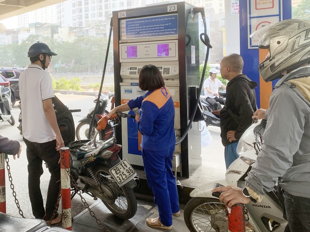 Giá xăng bật tăng trở lại, RON95 lên mức 19.594 đồng/lít- Ảnh 2. giá xăng