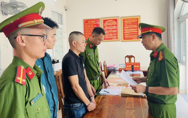 Giả vé số trúng thưởng, chiếm đoạt tiền của người khuyết tật- Ảnh 1. Giả vé số trúng thưởng, chiếm đoạt tiền của người khuyết tật- Ảnh 1.