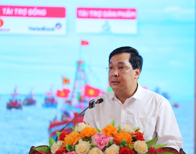 Chương trình 'Cùng ngư dân thắp sáng đèn trên biển': Góp phần hỗ trợ ngư dân yên tâm vươn khơi- Ảnh 2. Chương trình 'Cùng ngư dân thắp sáng đèn trên biển': Góp phần hỗ trợ ngư dân yên tâm vươn khơi- Ảnh 2.