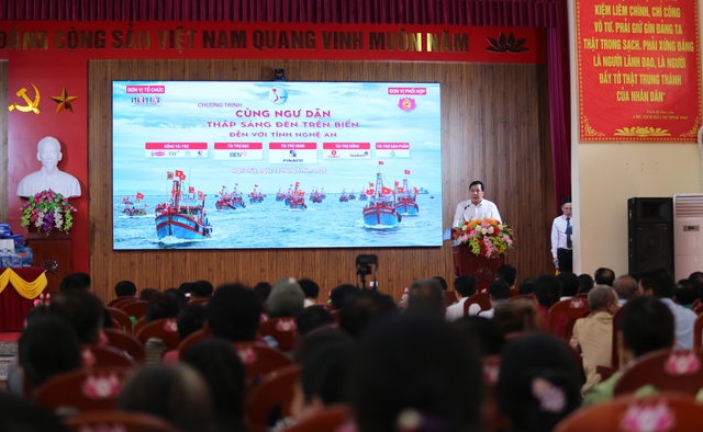 Chương trình 'Cùng ngư dân thắp sáng đèn trên biển': Góp phần hỗ trợ ngư dân yên tâm vươn khơi- Ảnh 1. Chương trình 'Cùng ngư dân thắp sáng đèn trên biển': Góp phần hỗ trợ ngư dân yên tâm vươn khơi- Ảnh 1.