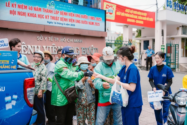 Những chai nước miễn phí làm mát lòng người dân giữa nắng hè oi ả- Ảnh 1.