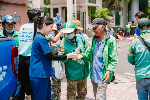 Những chai nước miễn phí làm mát lòng người dân giữa nắng hè oi ả- Ảnh 2.