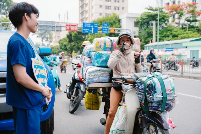 Những chai nước miễn phí làm mát lòng người dân giữa nắng hè oi ả- Ảnh 3.