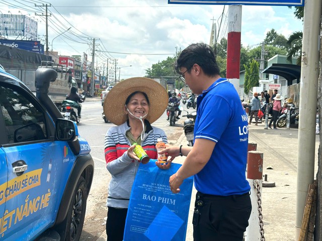 Những chai nước miễn phí làm mát lòng người dân giữa nắng hè oi ả- Ảnh 4.