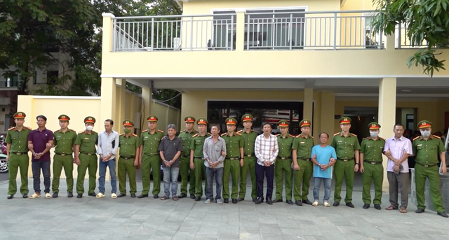 Bắt giam, khởi tố thêm 34 đối tượng trong đường dây buôn lậu xăng dầu- Ảnh 1. Bắt giam, khởi tố thêm 34 đối tượng trong đường dây buôn lậu xăng dầu- Ảnh 1.
