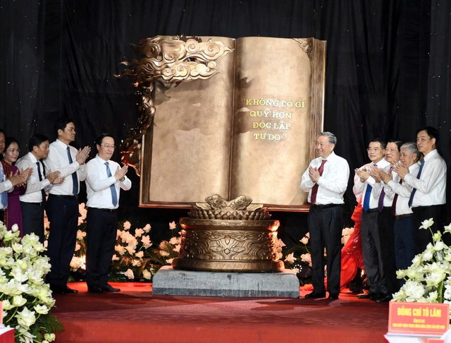 Tổng Bí thư Tô Lâm dâng hương tưởng niệm Chủ tịch Hồ Chí Minh tại Khu di tích Kim Liên- Ảnh 2. Tổng Bí thư Tô Lâm dâng hương tưởng niệm Chủ tịch Hồ Chí Minh tại Khu di tích Kim Liên- Ảnh 2.