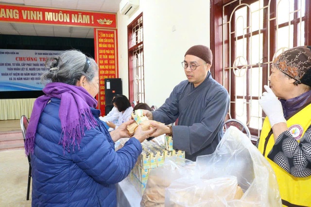 Bệnh viện Kiến An khám bệnh, cấp phát thuốc miễn phí và tặng quà cho người cao tuổi- Ảnh 2. Bệnh viện Kiến An khám bệnh, cấp phát thuốc miễn phí và tặng quà cho người cao tuổi- Ảnh 2.
