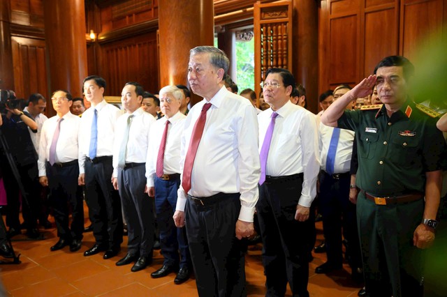 Tổng Bí thư Tô Lâm dâng hương tưởng niệm Chủ tịch Hồ Chí Minh tại Khu di tích Kim Liên- Ảnh 1. Tổng Bí thư Tô Lâm dâng hương tưởng niệm Chủ tịch Hồ Chí Minh tại Khu di tích Kim Liên- Ảnh 1.
