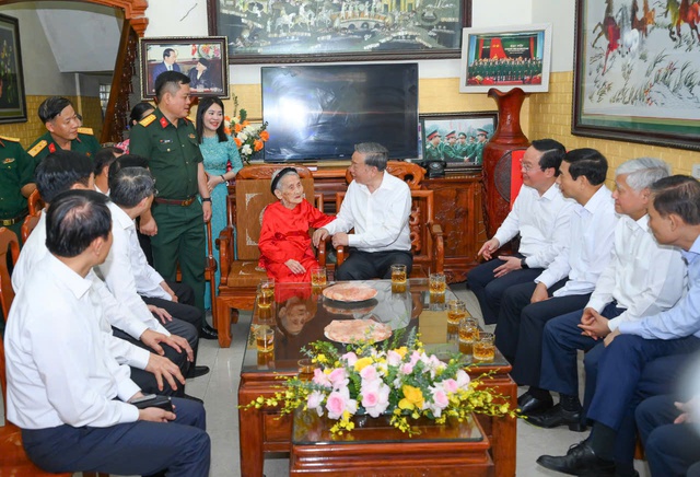 Tổng Bí thư Tô Lâm dâng hương tưởng niệm Chủ tịch Hồ Chí Minh tại Khu di tích Kim Liên- Ảnh 6. Tổng Bí thư Tô Lâm dâng hương tưởng niệm Chủ tịch Hồ Chí Minh tại Khu di tích Kim Liên- Ảnh 6.