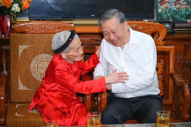 Tổng Bí thư Tô Lâm dâng hương tưởng niệm Chủ tịch Hồ Chí Minh tại Khu di tích Kim Liên- Ảnh 7. Tổng Bí thư Tô Lâm dâng hương tưởng niệm Chủ tịch Hồ Chí Minh tại Khu di tích Kim Liên- Ảnh 7.