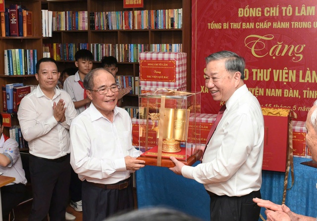 Tổng Bí thư Tô Lâm dâng hương tưởng niệm Chủ tịch Hồ Chí Minh tại Khu di tích Kim Liên- Ảnh 4. Tổng Bí thư Tô Lâm dâng hương tưởng niệm Chủ tịch Hồ Chí Minh tại Khu di tích Kim Liên- Ảnh 4.
