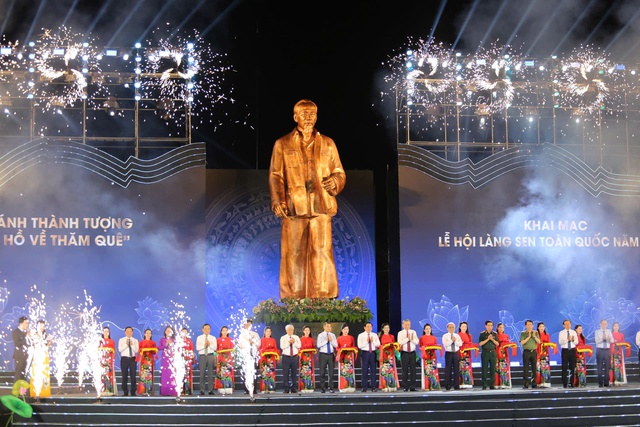 Tổng Bí thư Tô Lâm dự khai mạc Lễ hội Làng Sen và khánh thành tượng 'Bác Hồ về thăm quê'- Ảnh 4. Tổng Bí thư Tô Lâm dự khai mạc Lễ hội Làng Sen và khánh thành tượng 'Bác Hồ về thăm quê'- Ảnh 4.