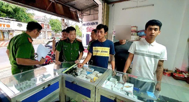 Hai thanh niên vào nhà thờ khống chế cụ ông U80 để cướp tài sản- Ảnh 1. Hai thanh niên vào nhà thờ khống chế cụ ông U80 để cướp tài sản- Ảnh 1.