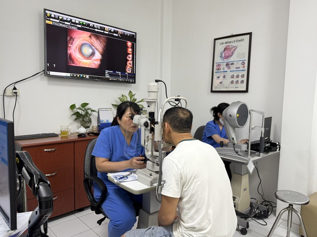 Bỏ tái khám sau mổ Glocom, người đàn ông trẻ đối diện nguy cơ mù lòa!- Ảnh 3. Bỏ tái khám sau mổ Glocom, người đàn ông trẻ đối diện nguy cơ mù lòa!- Ảnh 3.