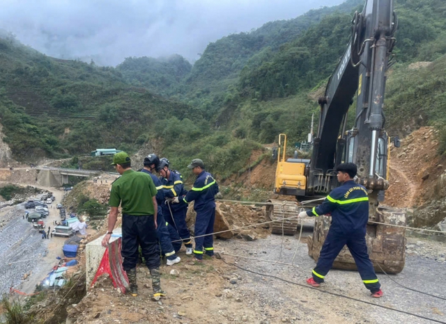 Vẫn chưa tìm thấy 5 người mất tích sau sự cố sạt lở đất ở Lai Châu- Ảnh 2. Vẫn chưa tìm thấy 5 người mất tích sau sự cố sạt lở đất ở Lai Châu- Ảnh 2.