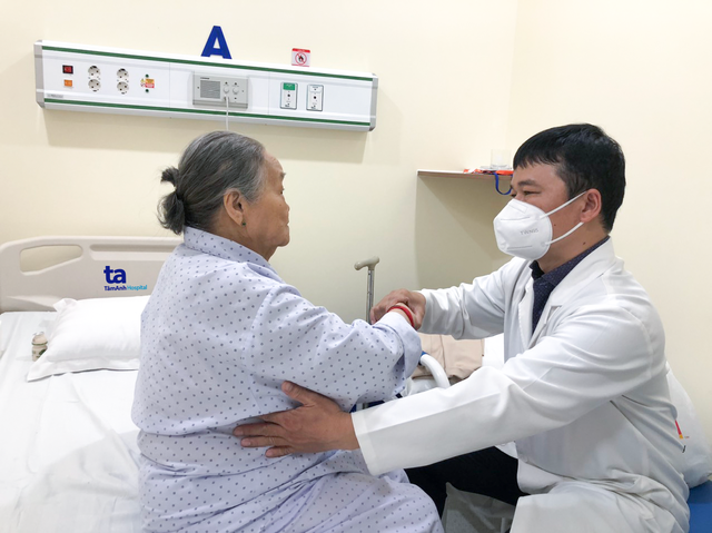 Cụ bà thoát yếu liệt, đi lại chỉ sau 1 ngày nhờ mổ thoát vị đĩa đệm bằng Robot AI- Ảnh 3. Cụ bà thoát yếu liệt, đi lại chỉ sau 1 ngày nhờ mổ thoát vị đĩa đệm bằng Robot AI- Ảnh 3.