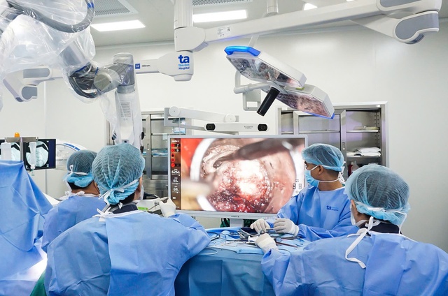 Cụ bà thoát yếu liệt, đi lại chỉ sau 1 ngày nhờ mổ thoát vị đĩa đệm bằng Robot AI- Ảnh 2. Cụ bà thoát yếu liệt, đi lại chỉ sau 1 ngày nhờ mổ thoát vị đĩa đệm bằng Robot AI- Ảnh 2.