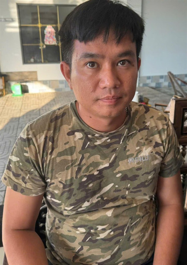 Triệt phá ổ nhóm tội phạm cực kỳ nguy hiểm do Nguyễn Công Huân cầm đầu
- Ảnh 1. Triệt phá ổ nhóm tội phạm cực kỳ nguy hiểm do Nguyễn Công Huân cầm đầu
- Ảnh 1.