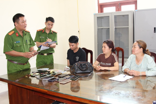 Chen lấn trong dòng người chiêm bái xá lợi Đức Phật, nhóm móc túi cuỗm 19 điện thoại cùng nhiều tiền mặt- Ảnh 1. Chen lấn trong dòng người chiêm bái xá lợi Đức Phật, nhóm móc túi cuỗm 19 điện thoại cùng nhiều tiền mặt- Ảnh 1.