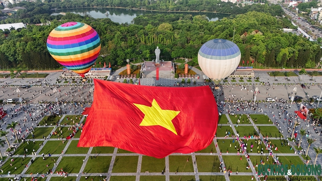 Đại kỳ tung bay trên quảng trường Hồ Chí Minh- Ảnh 5. Đại kỳ tung bay trên quảng trường Hồ Chí Minh- Ảnh 5.