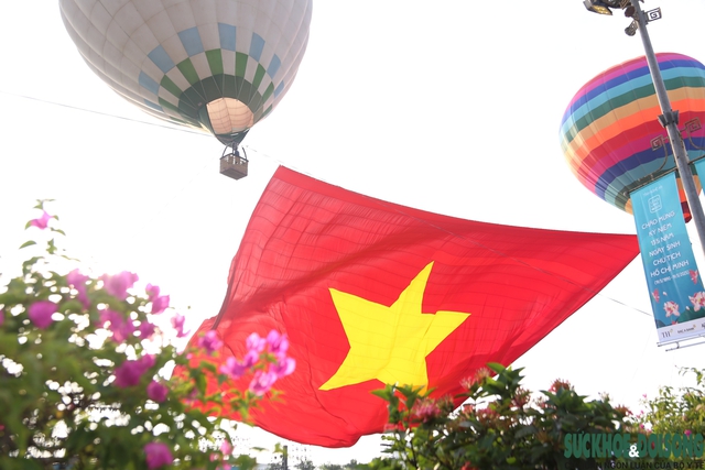 Đại kỳ tung bay trên quảng trường Hồ Chí Minh- Ảnh 6. Đại kỳ tung bay trên quảng trường Hồ Chí Minh- Ảnh 6.