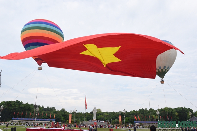 Đại kỳ tung bay trên quảng trường Hồ Chí Minh- Ảnh 7. Đại kỳ tung bay trên quảng trường Hồ Chí Minh- Ảnh 7.