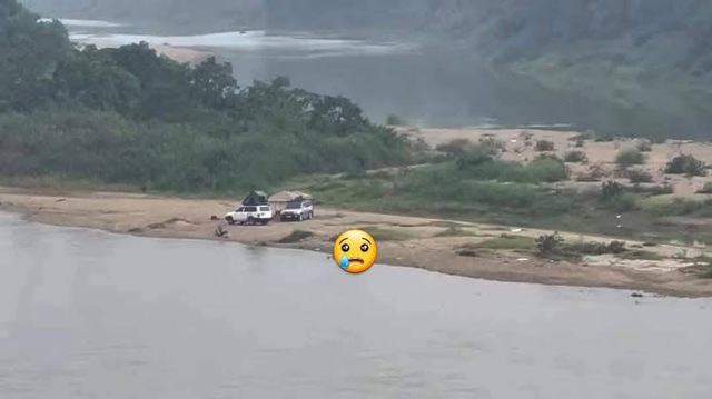 Hai ô tô bị mắc kẹt tại bãi sông Lô sau trận mưa lớn- Ảnh 1. Hai ô tô bị mắc kẹt tại bãi sông Lô sau trận mưa lớn- Ảnh 1.