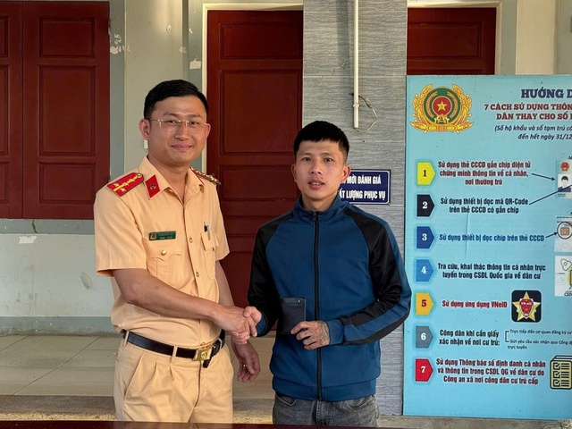 Nhận lại tài sản đánh rơi, nam thanh niên viết thư cảm ơn CSGT- Ảnh 1. Nhận lại tài sản đánh rơi, nam thanh niên viết thư cảm ơn CSGT- Ảnh 1.