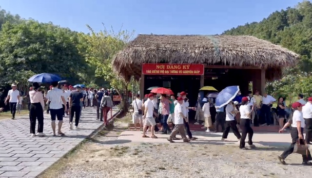 Đông đảo người dân đến viếng mộ Đại tướng Võ Nguyên Giáp trong dịp nghỉ lễ- Ảnh 1. Đông đảo người dân đến viếng mộ Đại tướng Võ Nguyên Giáp trong dịp nghỉ lễ- Ảnh 1.