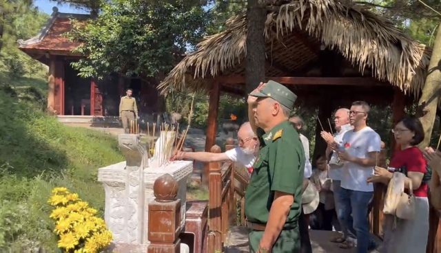 Đông đảo người dân đến viếng mộ Đại tướng Võ Nguyên Giáp trong dịp nghỉ lễ- Ảnh 4. Đông đảo người dân đến viếng mộ Đại tướng Võ Nguyên Giáp trong dịp nghỉ lễ- Ảnh 4.