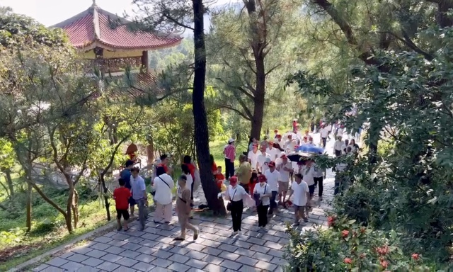 Đông đảo người dân đến viếng mộ Đại tướng Võ Nguyên Giáp trong dịp nghỉ lễ- Ảnh 6. Đông đảo người dân đến viếng mộ Đại tướng Võ Nguyên Giáp trong dịp nghỉ lễ- Ảnh 6.