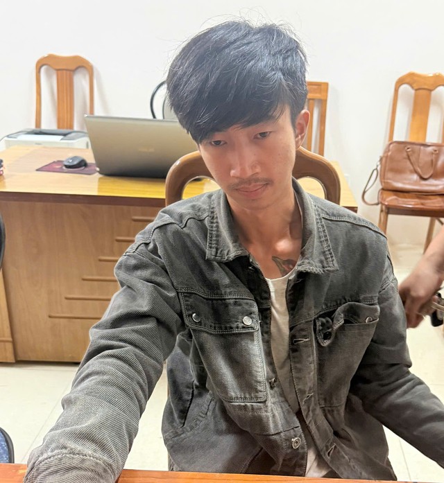 Thanh niên giấu ma túy trong gấu quần, bỏ chạy khi phát hiện CSGT- Ảnh 1. Thanh niên giấu ma túy trong gấu quần, bỏ chạy khi phát hiện CSGT- Ảnh 1.