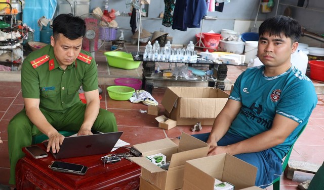 Khởi tố chủ cơ sở sản xuất mỹ phẩm giả đã bán hơn 100.000 đơn hàng trên Shopee, TikTok- Ảnh 1. Khởi tố chủ cơ sở sản xuất mỹ phẩm giả đã bán hơn 100.000 đơn hàng trên Shopee, TikTok- Ảnh 1.