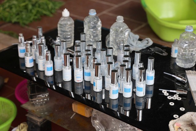 Khởi tố chủ cơ sở sản xuất mỹ phẩm giả đã bán hơn 100.000 đơn hàng trên Shopee, TikTok- Ảnh 3. Khởi tố chủ cơ sở sản xuất mỹ phẩm giả đã bán hơn 100.000 đơn hàng trên Shopee, TikTok- Ảnh 3.