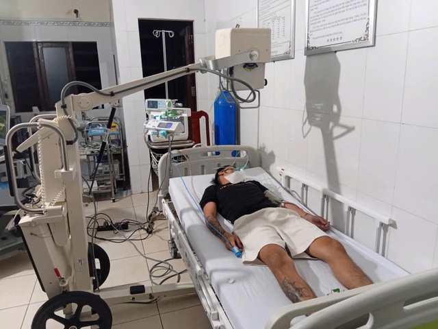 Quân y ở Trường Sa cấp cứu ngư dân bị giảm áp nặng do lặn sâu- Ảnh 2. Quân y ở Trường Sa cấp cứu ngư dân bị giảm áp nặng do lặn sâu- Ảnh 2.